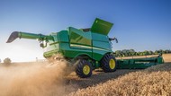 Уборка урожая комбайнами JOHN DEERE